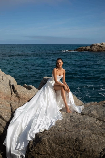 Yedyna Melanie #3 vertical thumbnail